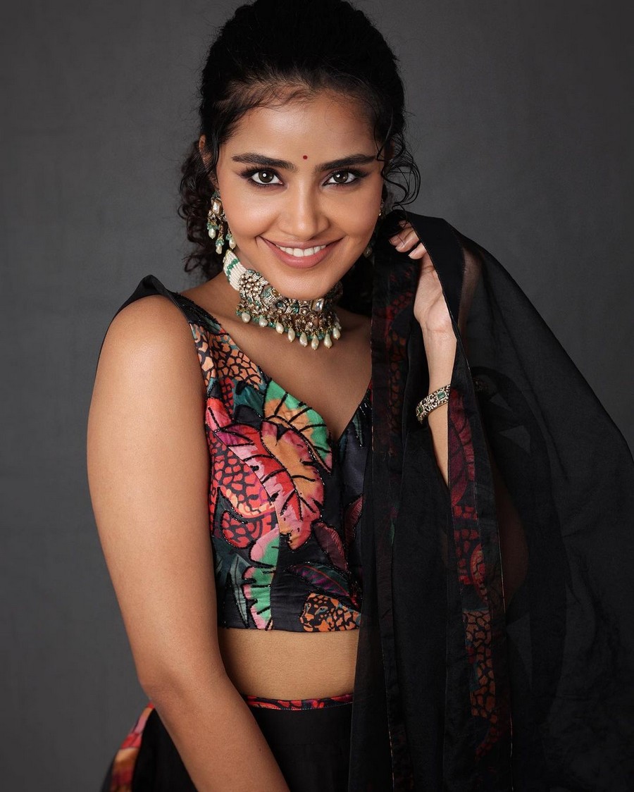 Anupama Parameswaran Looking Gorgeous in Black  Saree