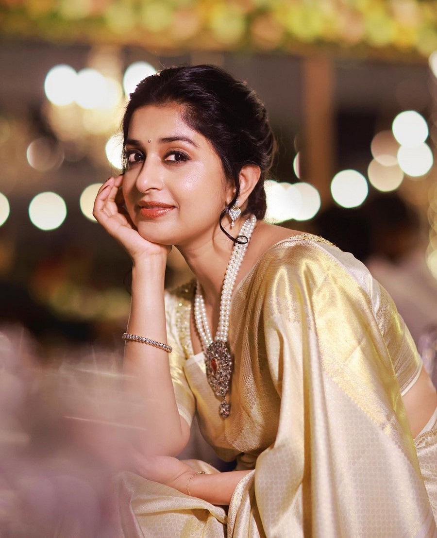 Meera Jasmine Looking Fabulous in Saree