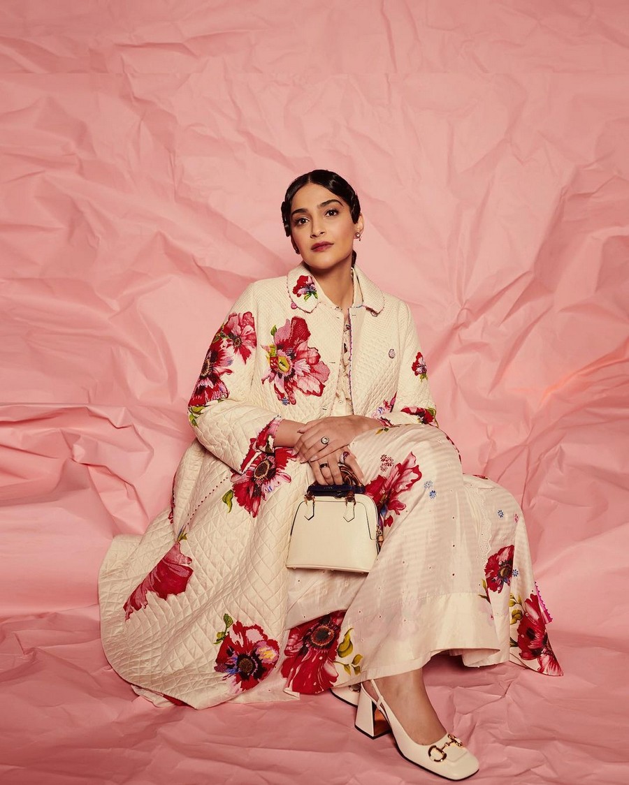 Cute And Adorable Cliks Of Sonam Kapoor