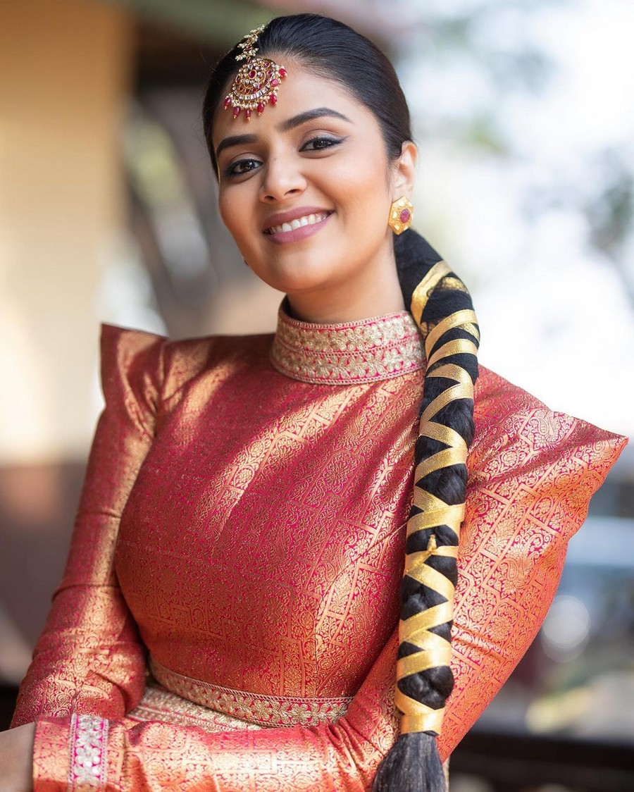 Sreemukhi Looking Traditional in Silk Dress