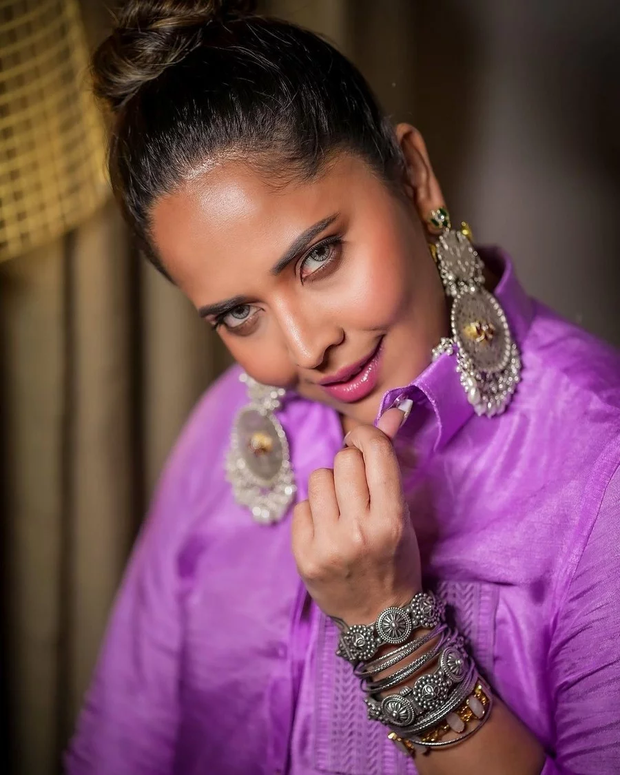 Anasuya Bharadwaj Mesmerising Looks in Violet Dress