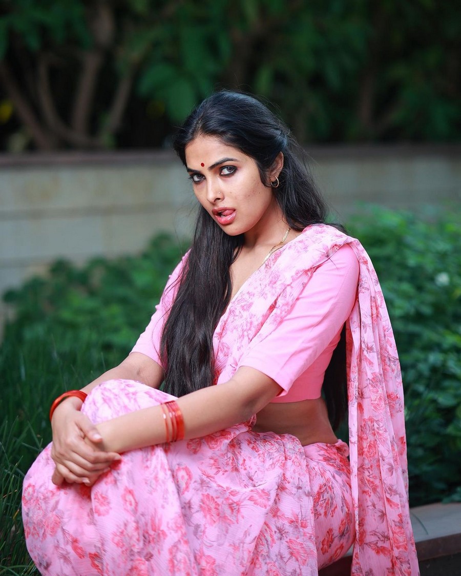 Divi Vadthya Looka Fabulous in Pink Saree