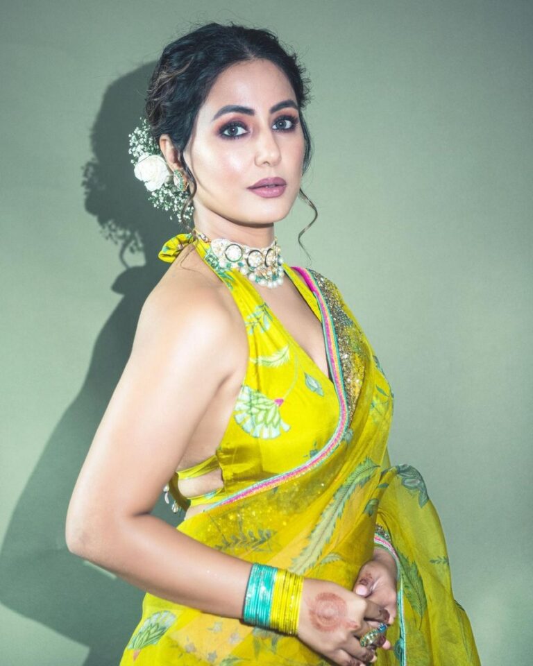 Hina Khan Pretty Looks in Yellow Saree | Telugu Rajyam Photos