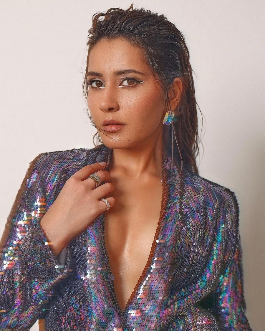 Raashii Khanna Looking Sexy in Shiny Dress