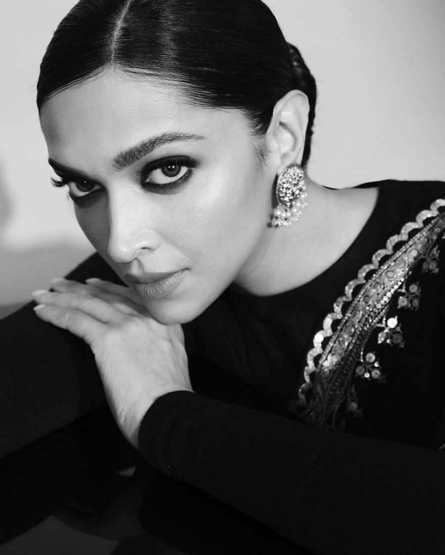 Deepika Padukone Looks Ravishing in Black Saree