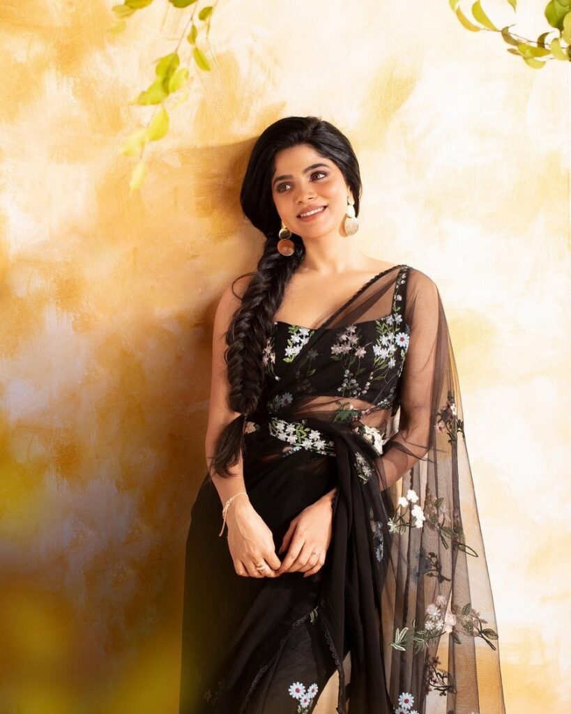 Glamorous Pics Of Divya Bharathi in Black Saree | Telugu Rajyam Photos