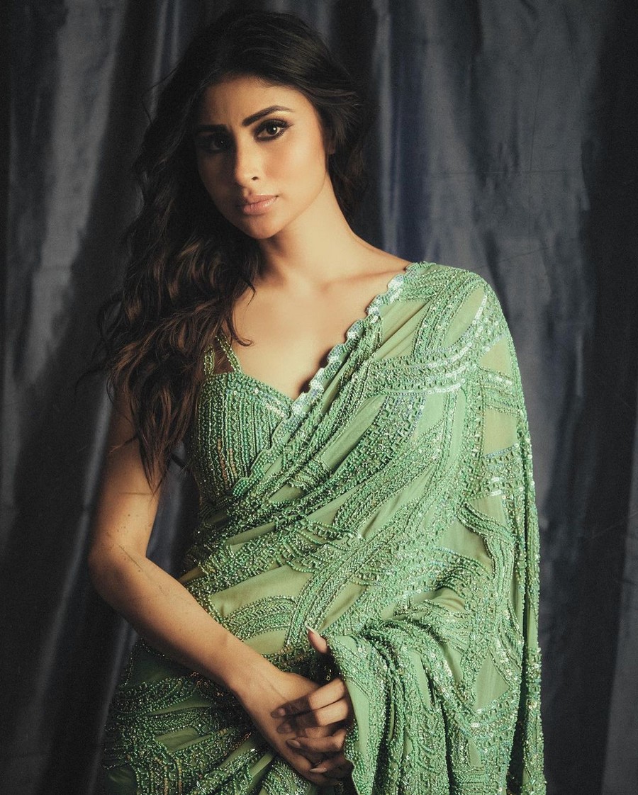 Mouni Roy Looking Awesome in Green Saree
