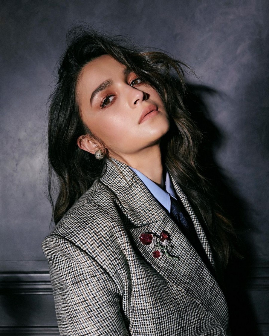 Stylish Pics Of Alia Bhatt in Grey Suit