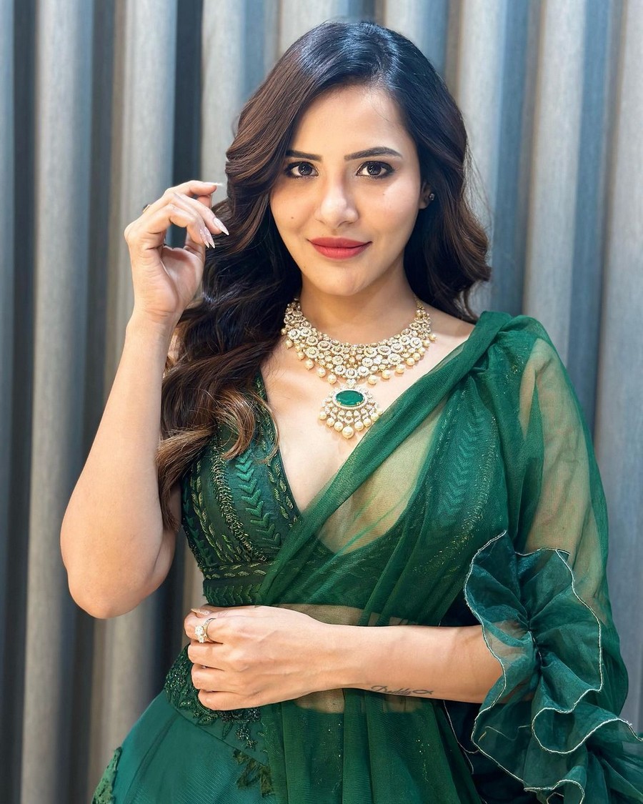 Ashu Reddy Titillating Looks in Green Dress