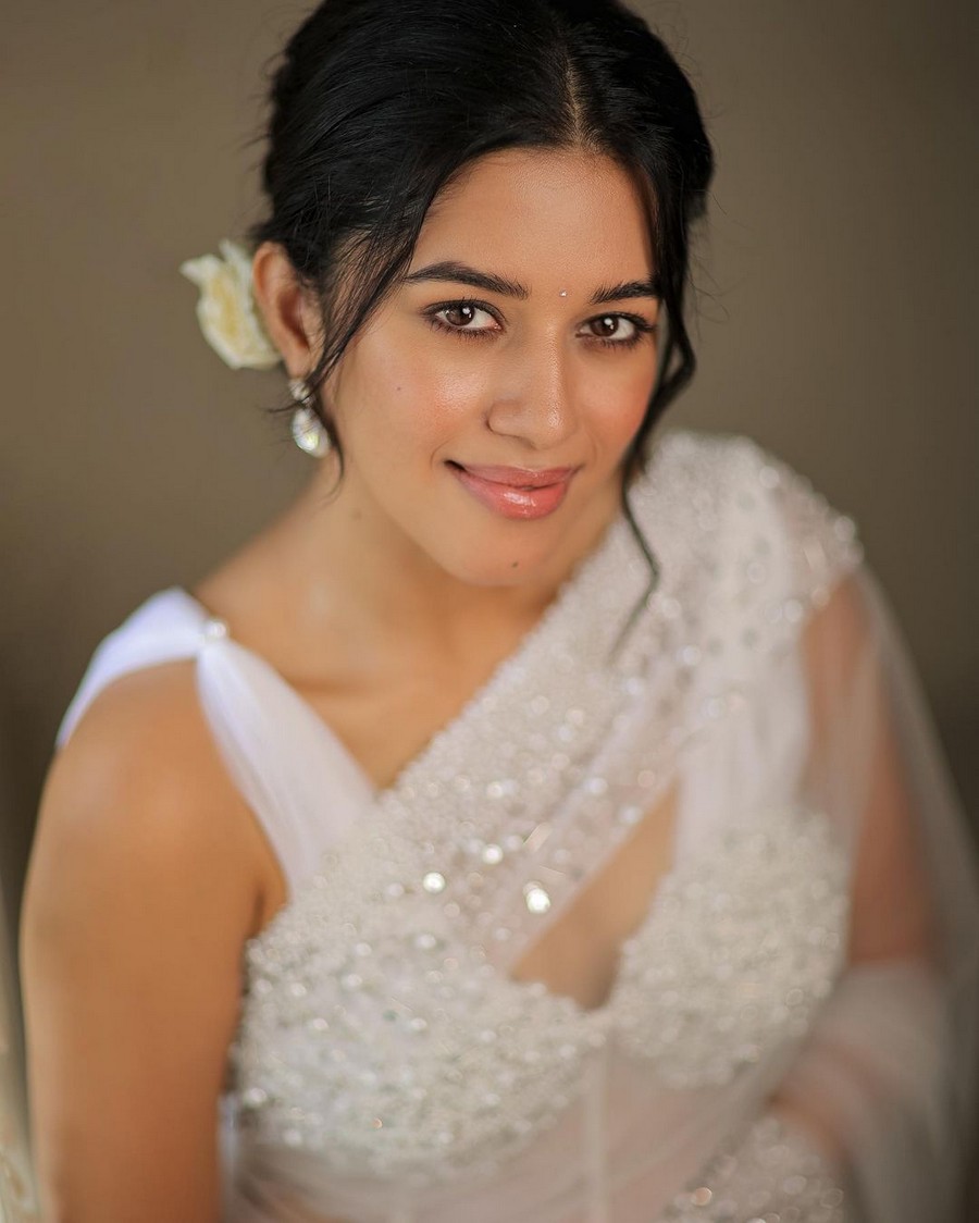 Mirnalini Ravi Looking Sexy in White Saree