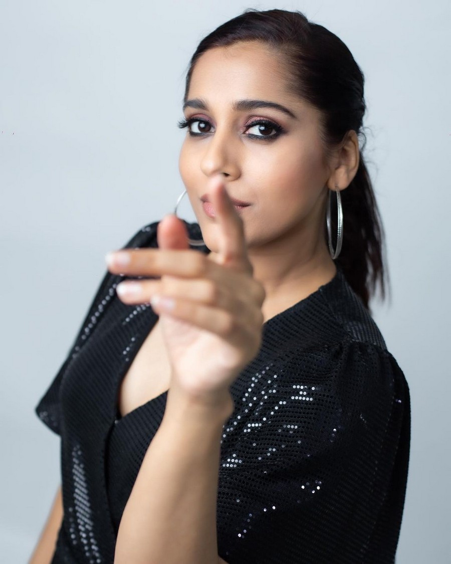 Rashmi Gautam Scintillating Looks in Shiny Black Outfit