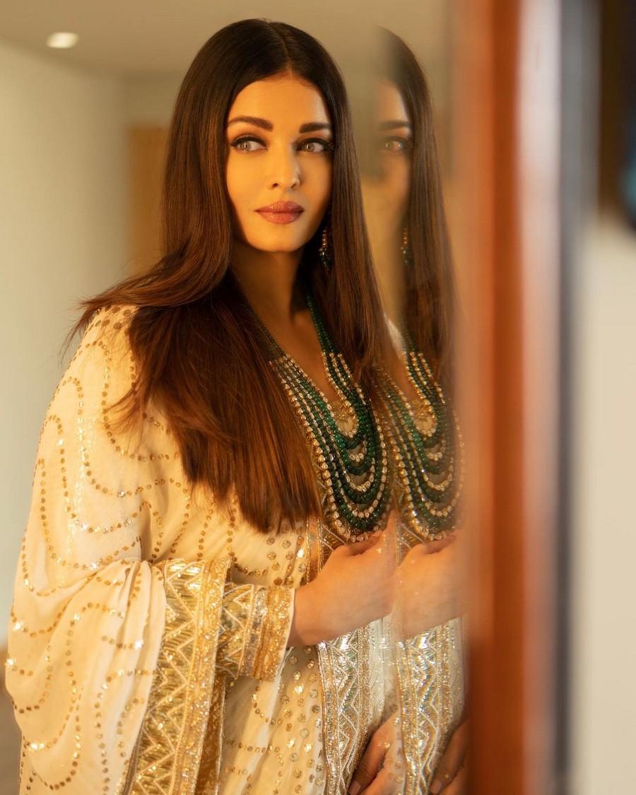 Aishwarya Rai Bachchan Beautiful Pics