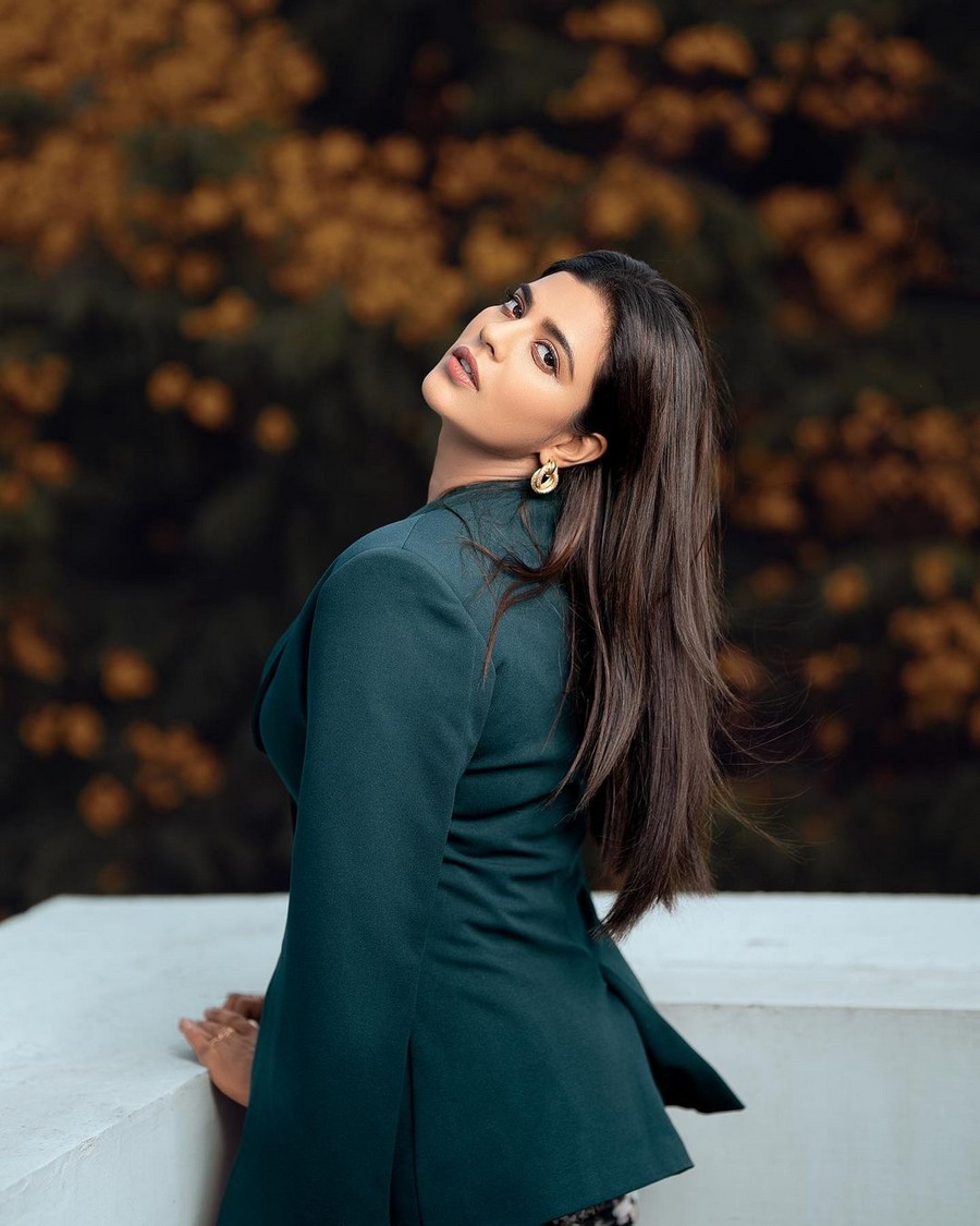 Awesome Pics Of Aishwarya Rajesh in Green Blazzer Outfit