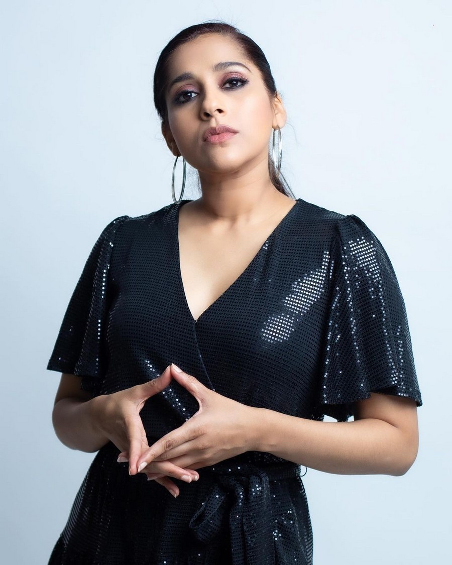 Glamorous Pics Of Rashmi Gautam in Black Outfit