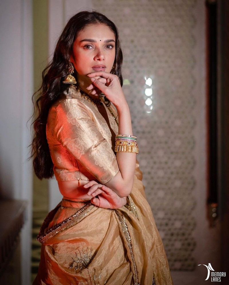 Aditi Rao Hydari Looking Gorgeous in Traditional Wear