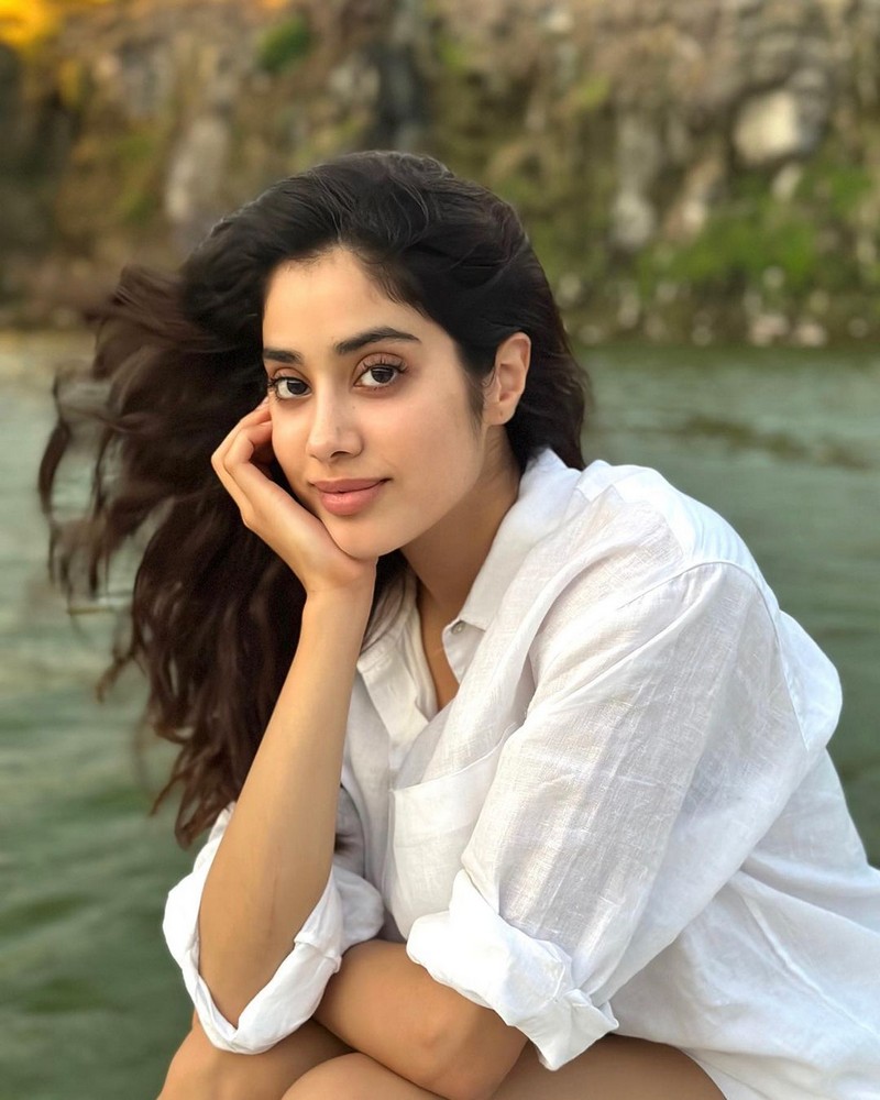 Glamorous Looks Of Janhvi Kapoor in White Outfit