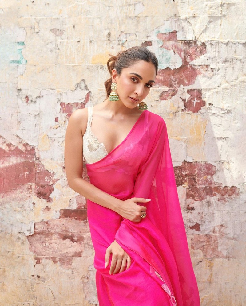 Kiara Looking Trendy in Pink Saree