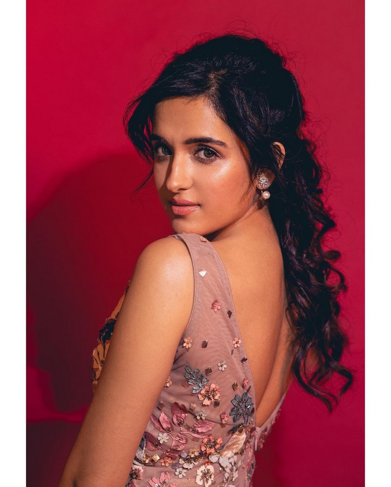 Glamorous Pics Of Shirley Setia in Shiny Outift