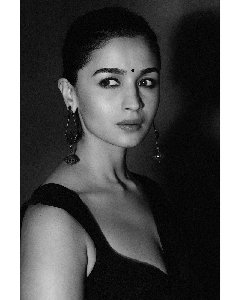 Alia Bhatt Looks Pretty in Black Saree