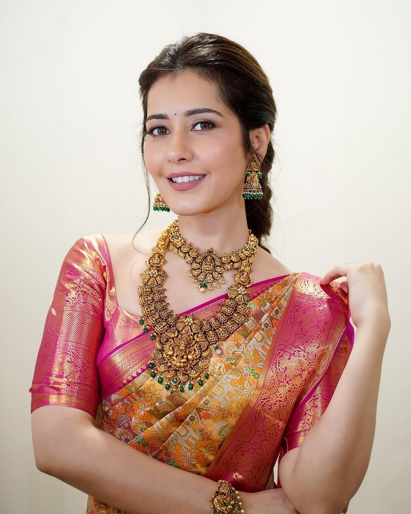 Actress Raashii Khanna Looks Fabulous in Silk Saree