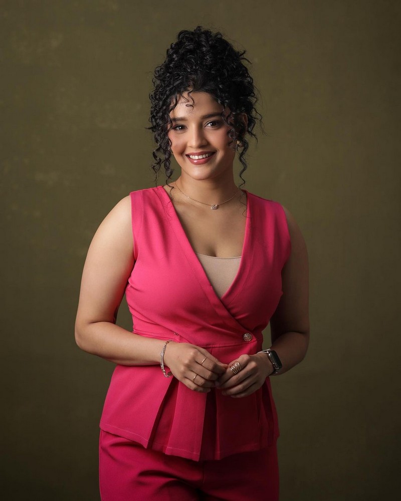 Glamorous Pics Of Ritika Singh in Pink Outfit