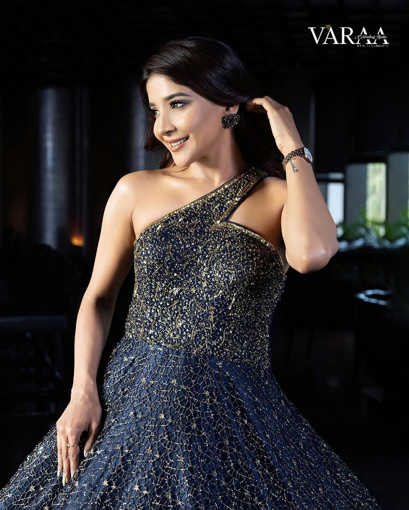 Sakshi Agarwal Looking Awesome in Shiny Black Dress