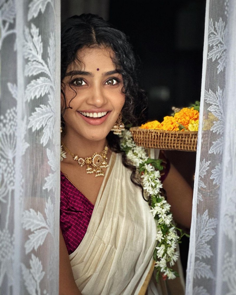 Actress Anupama Parameswaran Looks Gorgeous in White Saree