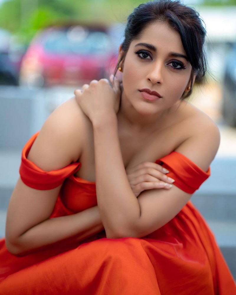 Anchor Rashmi Gautam Hottest Pics in Orange Outfit
