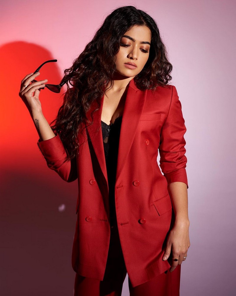 Rashmika Mandanna Sizzling Pics in Red Suit