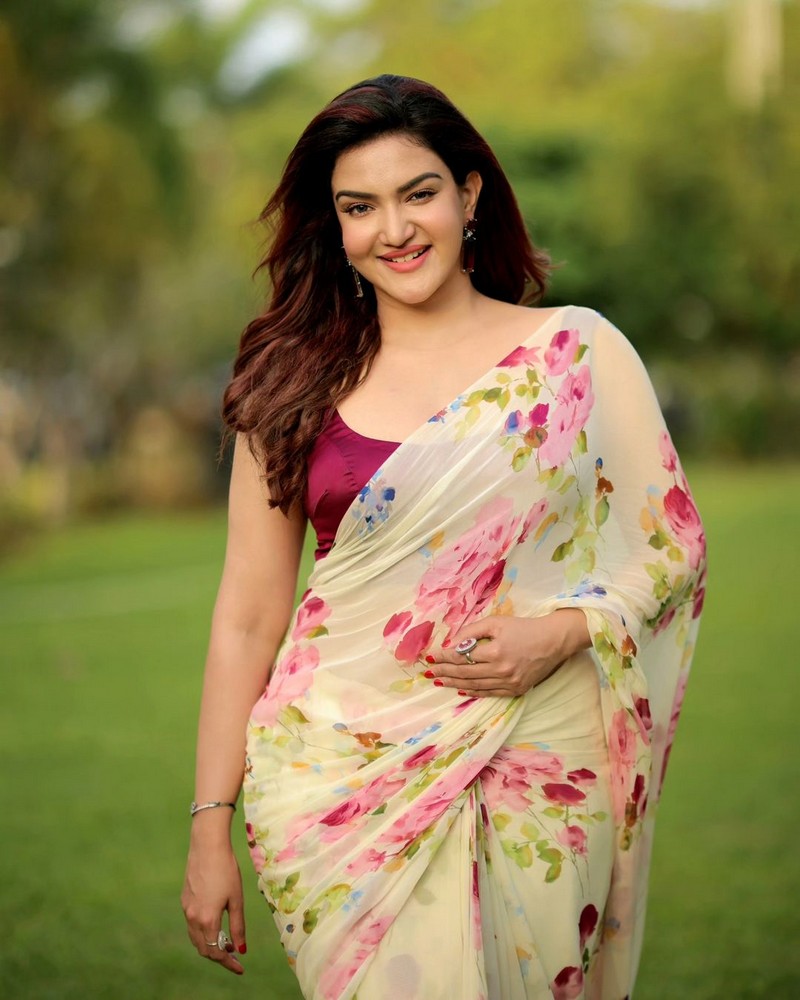 Honey Rose Looks Gorgeous in Floral Saree
