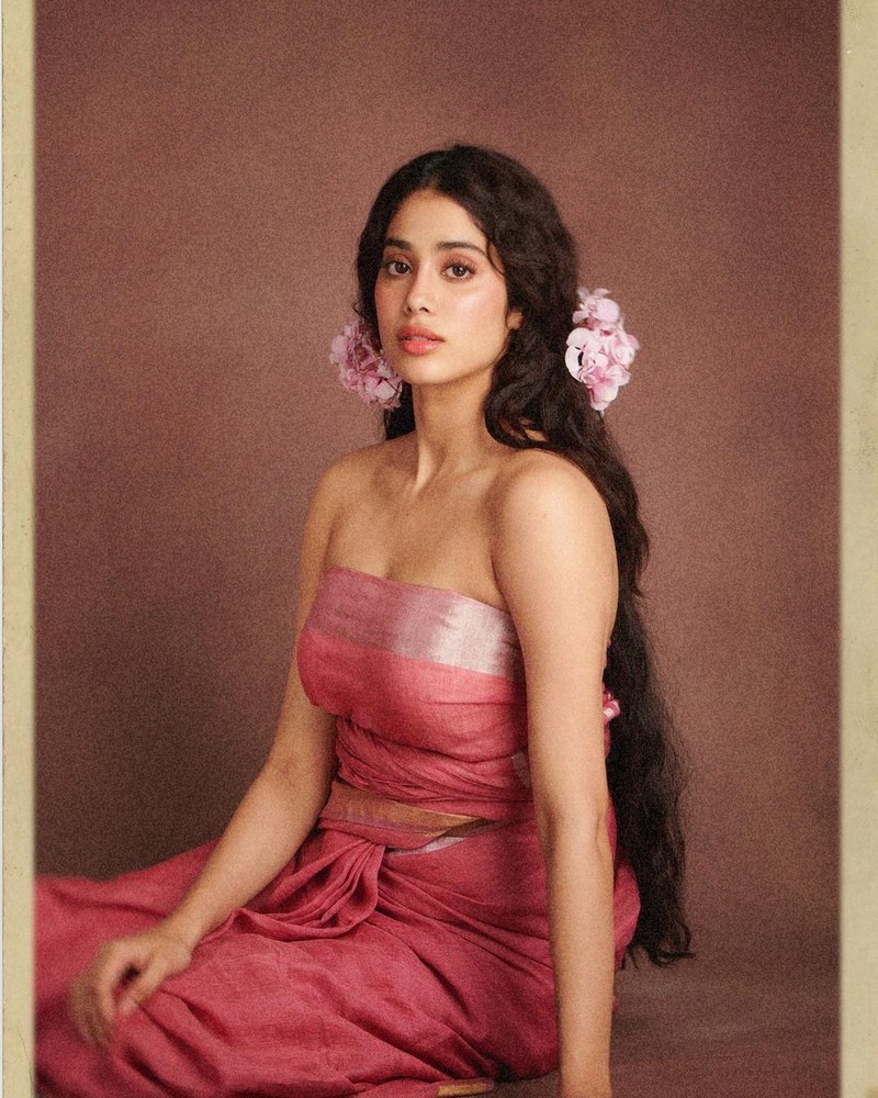 Janhvi Kapoor Looking Fabulous in Pink Dress