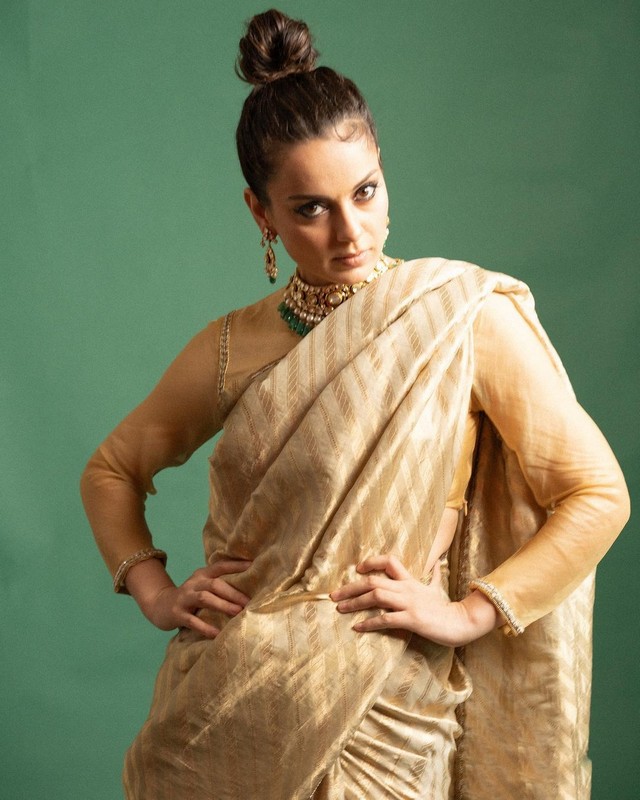 Kangana Ranaut Elegant Looks in Golden Saree