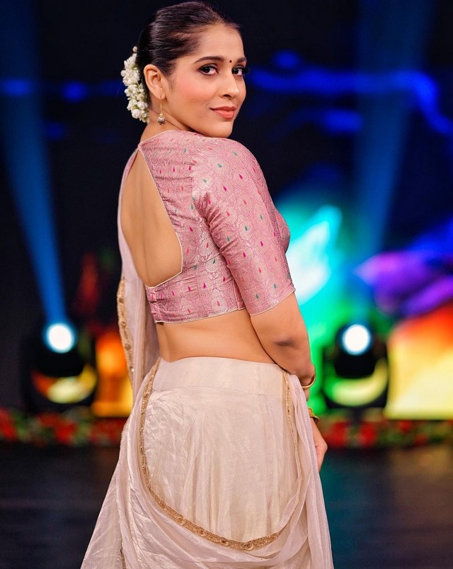 Dazzles Looks Of Rashmi Gautam in Designer Outfit