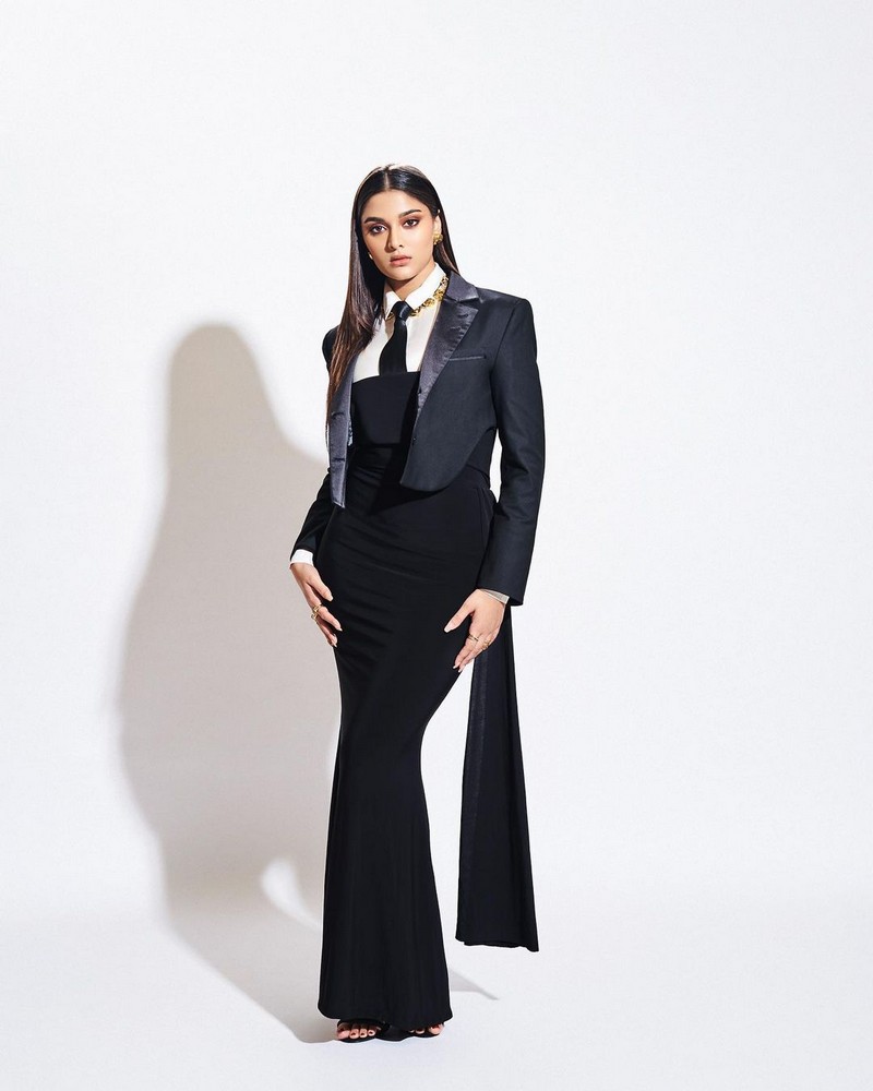 Saiee Manjrekar Looking Pretty in Black Outfit