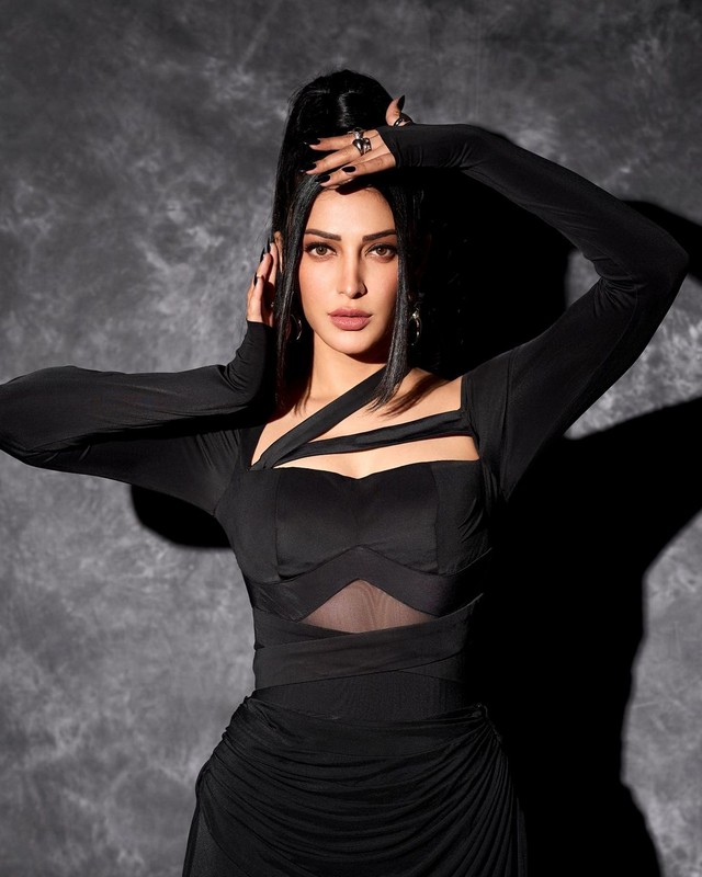 Shruti Haasan Ravishing Looks in Black Outfit