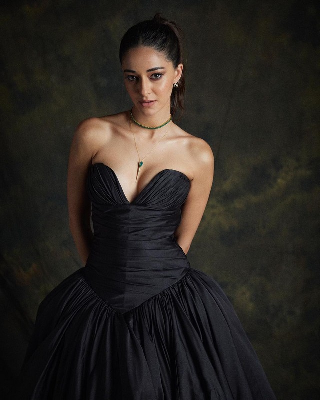 Ananya Pandey Mesmerizing Looks in Black Outfit