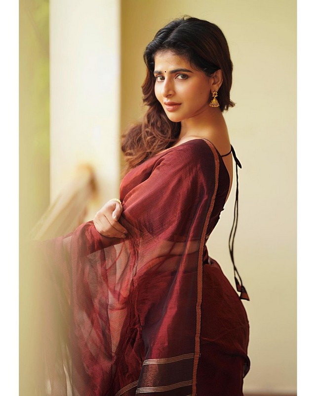 Iswarya Menon Looking Gorgeous in Maroon Saree