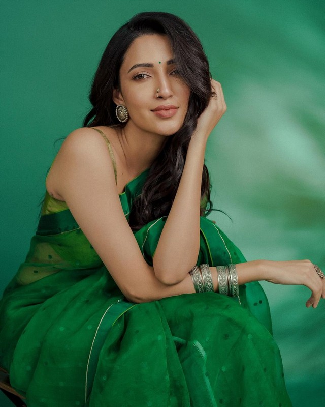 Glamorous Looks Of Neha Shetty in Green Saree
