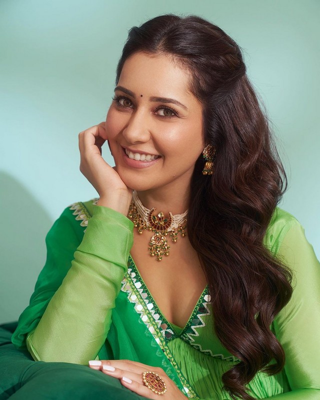 Fabulous Pics Of Raashii Khanna in Green Dress