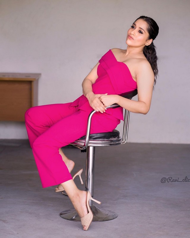 Alluring Poses Of Rashmi Gautam in Pink Outfit
