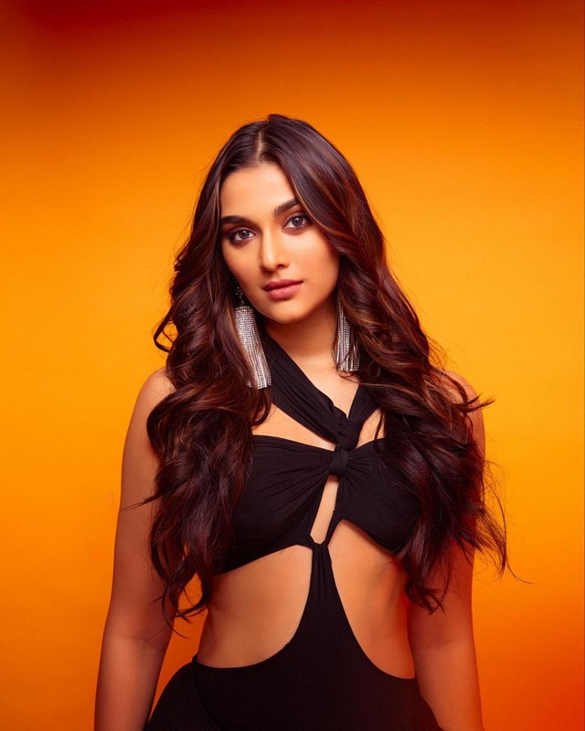 Saiee Manjrekar Looking Hottest in Black Outfit