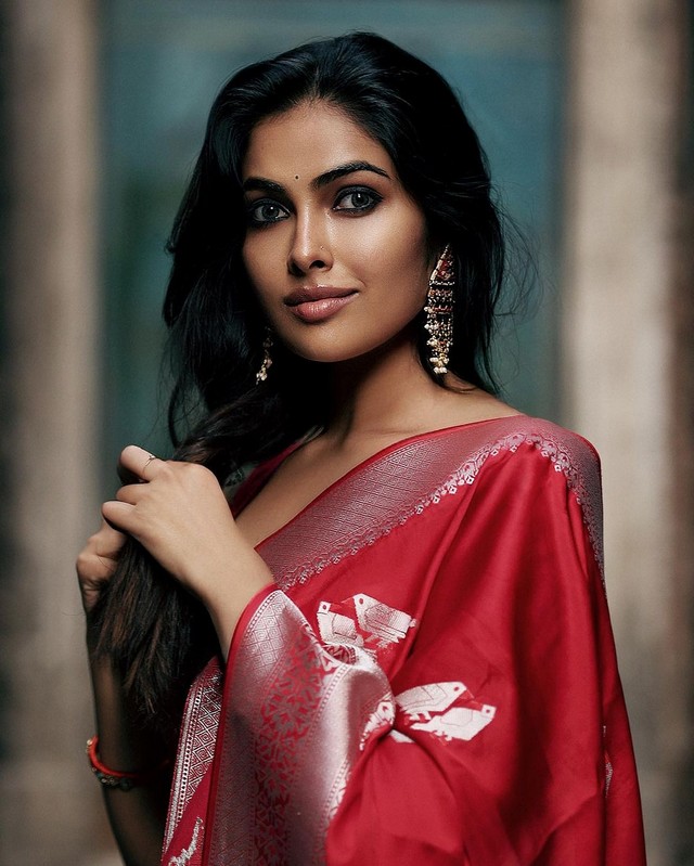 Amazing Looks Of Divi Vadthya in Red Saree