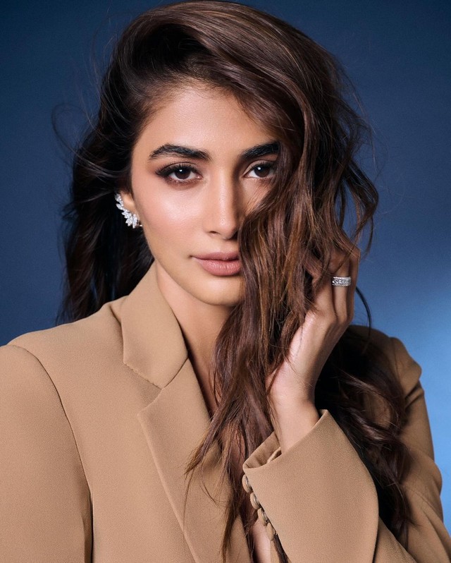 Gorgeous Pics Of Pooja Hegde in Suit