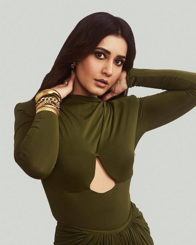 Raashii Khanna Enchanting Looks in Green Outfit