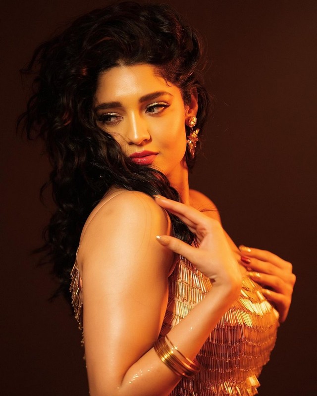 Glamorous Pics Of Ritika Singh in Shiny Outfit