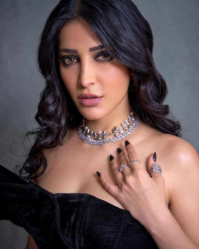 Delightful Click Of Shruti Haasan in Black Outfit