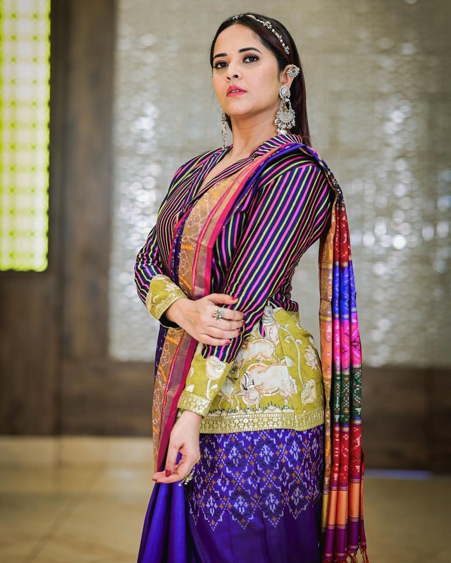 Anasuya Bharadwaj Beautful Stills in Violet Saree