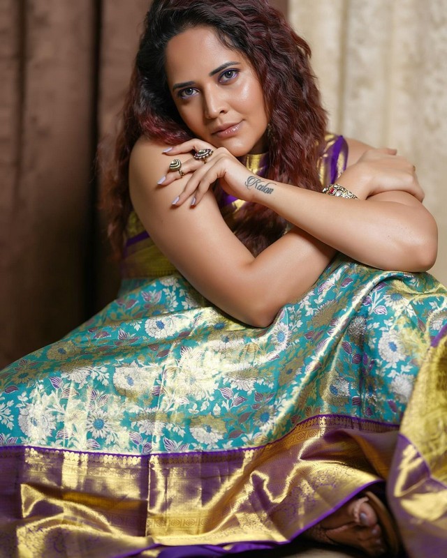 Anasuya Bharadwaj Glamorous Stills in Silk Saree