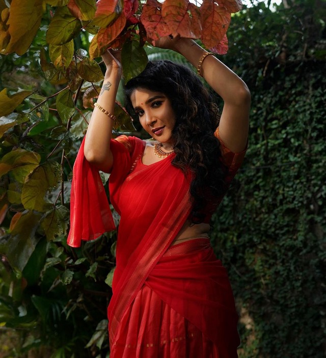Sakshi Agarwal Looking Awesome in Red Saree