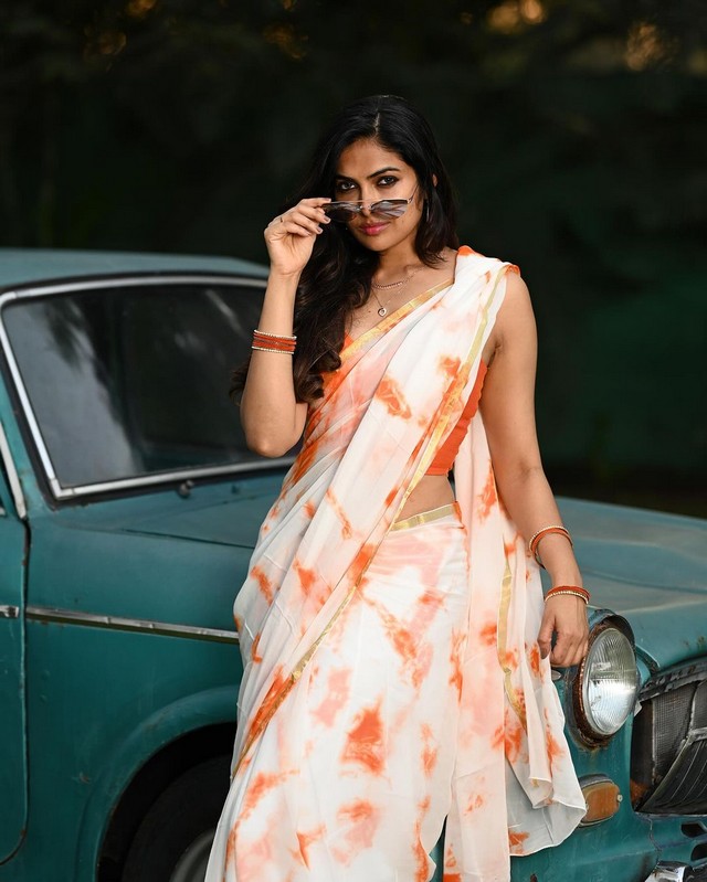Divi Vadthya Looks Awesome in Floral Saree